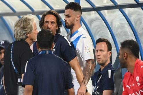 تقارير: الهلال يعاقب محترفه بعد تصرفه الجدلي تجاه المدرب